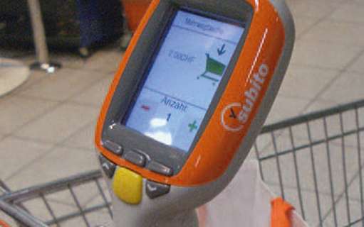 Mit mobilen Scannern können registrierte Migros-Kunden ihre Einkäufe fortlaufend erfassen.
