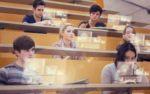 Studenten in Vorlesungsaal vor Monitorprojektionen